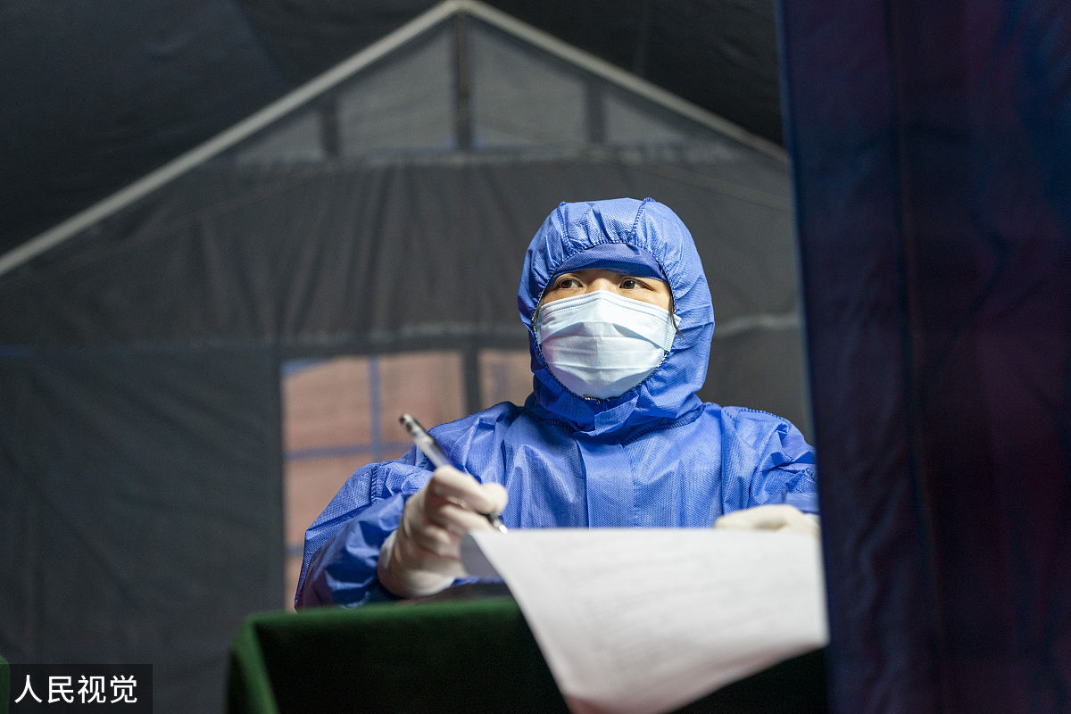 社区工作人员:基层防控的“守门人”