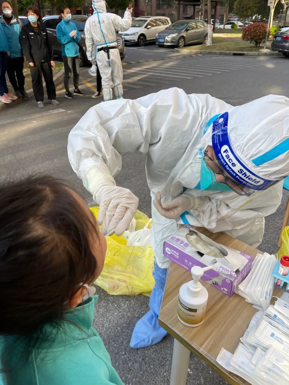 关爱抗疫一线人员子女，传递温暖与希望，如何关爱抗疫一线人员的子女及其心理健康