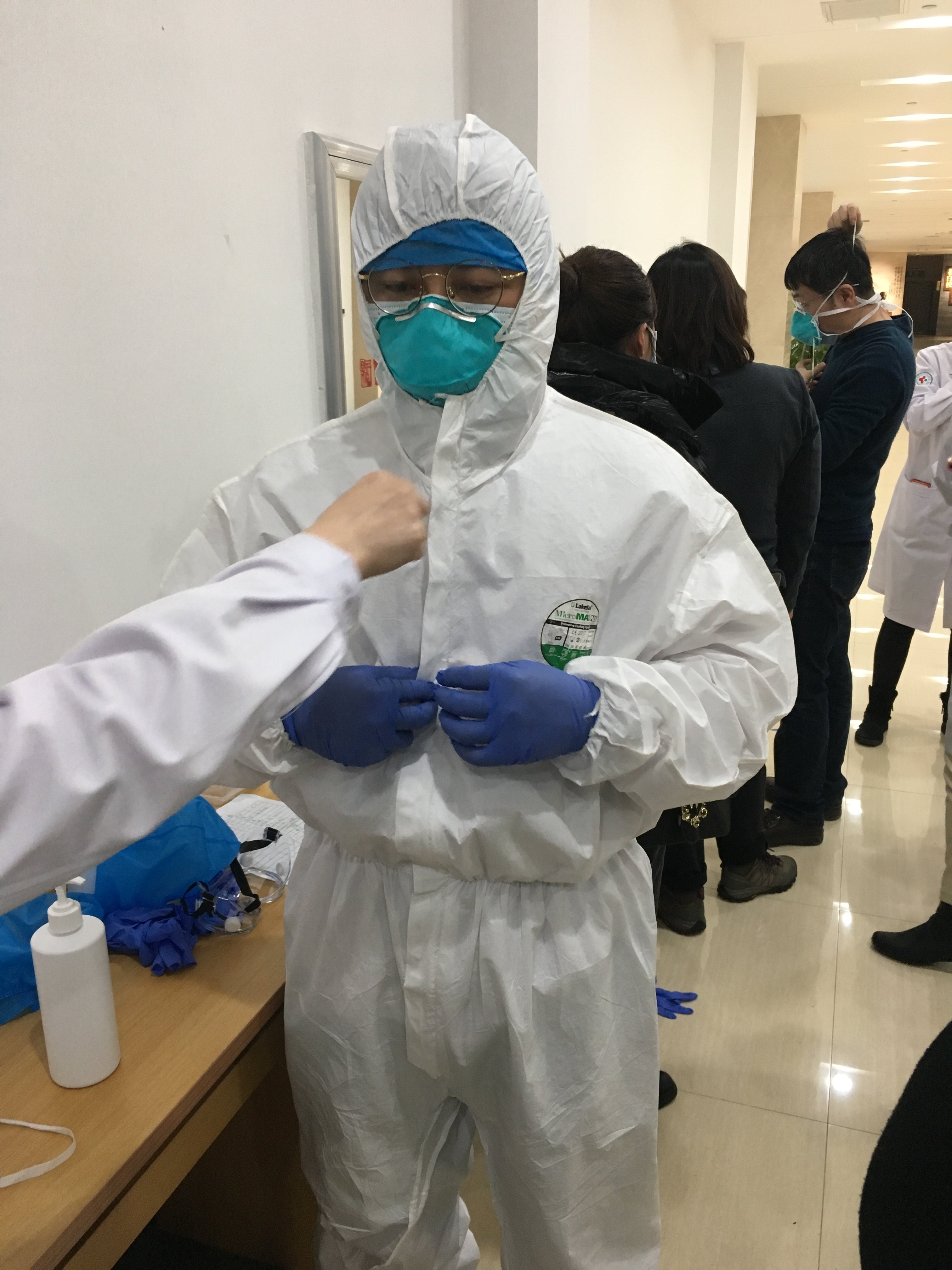 疫情防控人员:默默无闻的坚守